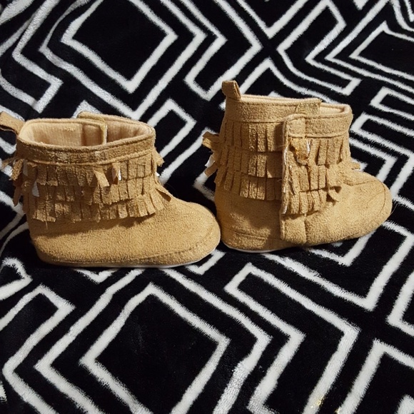 Infant Mocassan style fringe boots - Picture 1 of 3